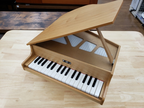 中古楽器店のミニピアノ