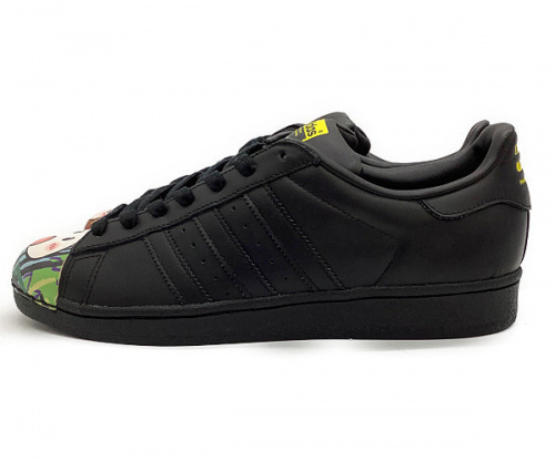 スニーカーのadidas アディダス
