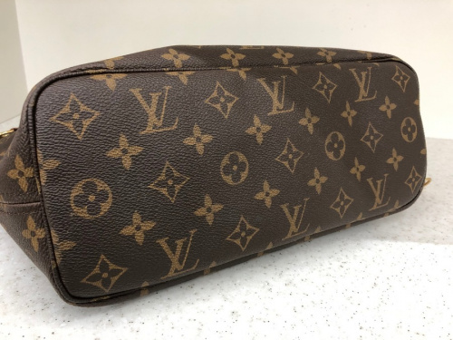 トートバッグのLOUIS VUITTON