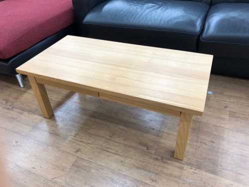 生活家具のテーブル