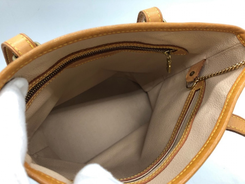 トートバッグのLOUIS VUITTON