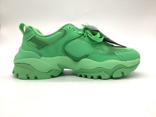 スニーカーの靴 シューズ