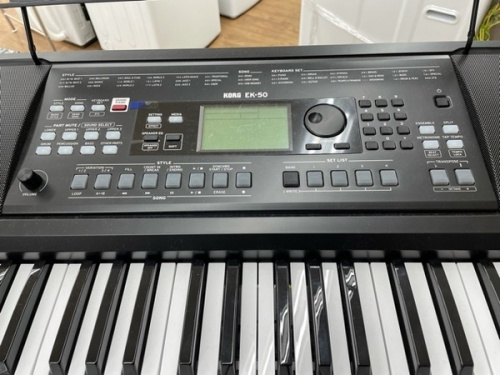 キーボードのピアノ 楽器