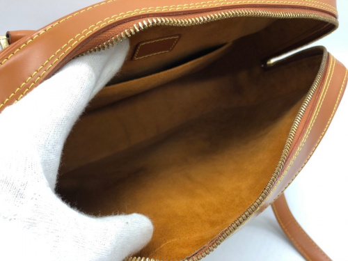 トートバッグのLOUIS VUITTON