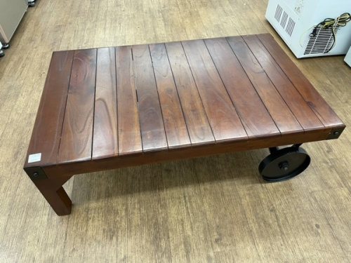 家具のテーブル