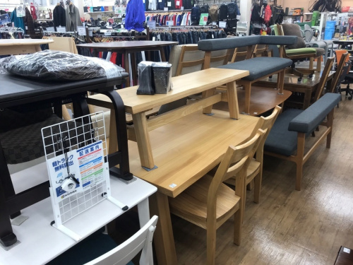 ダイニングセットのカップボード