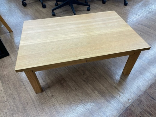 家具のテーブル