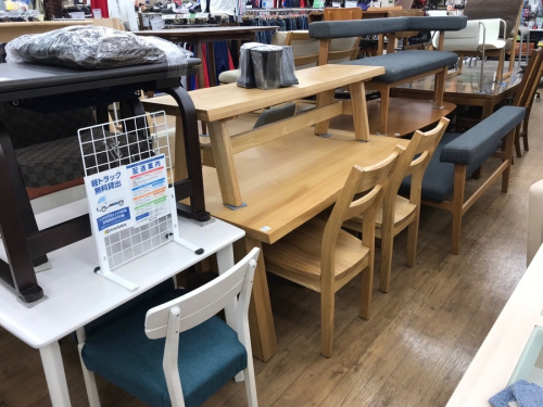 ダイニングセットのカップボード