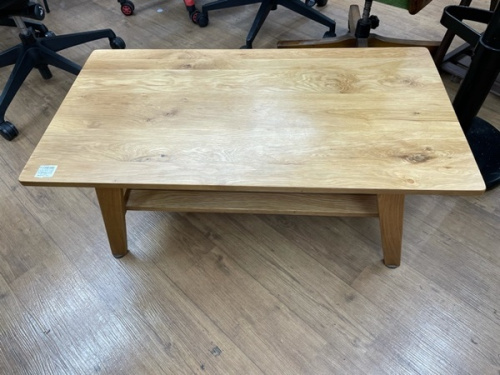 家具のテーブル