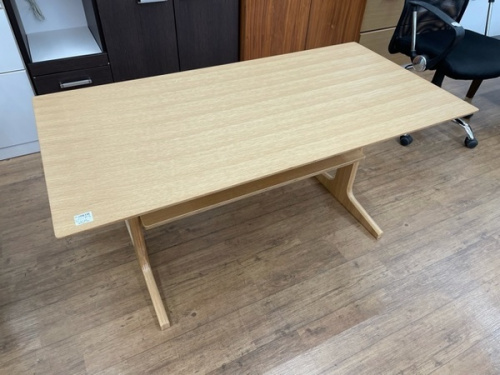 家具のテーブル