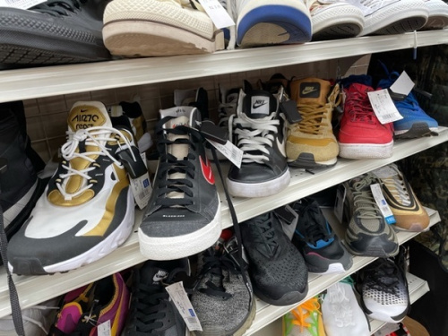 adidasのアディダス