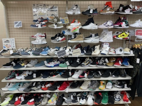 スニーカーの靴