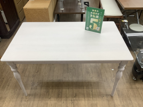 家具のテーブル