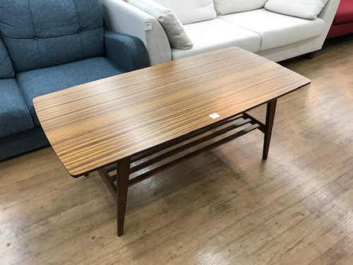 生活家具のテーブル