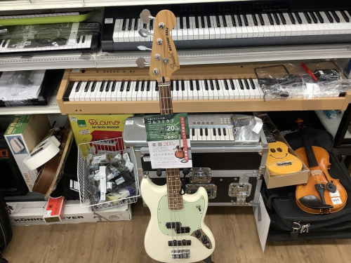 中古楽器店のベース