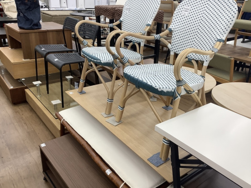 ダイニングセットのカップボード