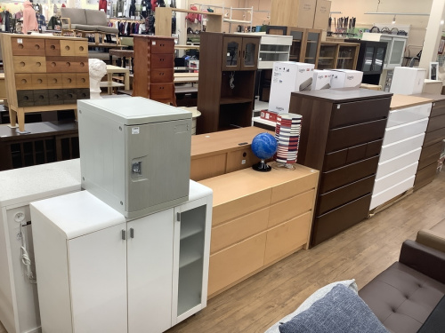 ダイニングセットのカップボード