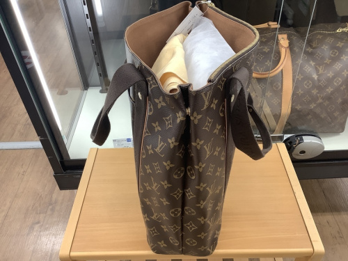 トートバッグのLOUIS VUITTON