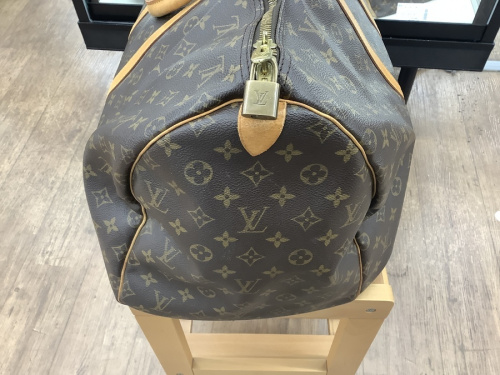 LOUIS VUITTONのトラベルバッグ