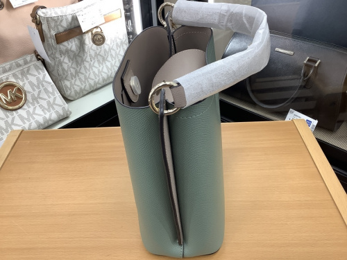 バッグのリーフチャーム付 トップハンドルバッグ