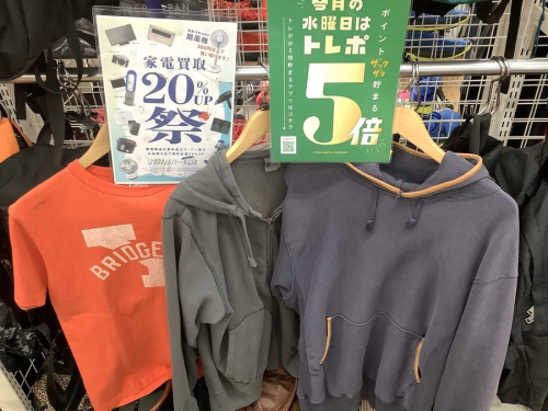 トップスのパーカー