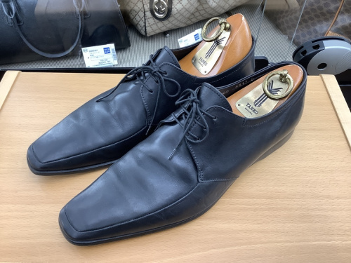 ローファーのPRADA