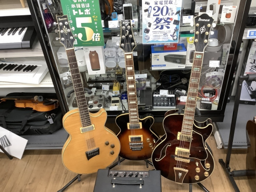 中古楽器店のギター