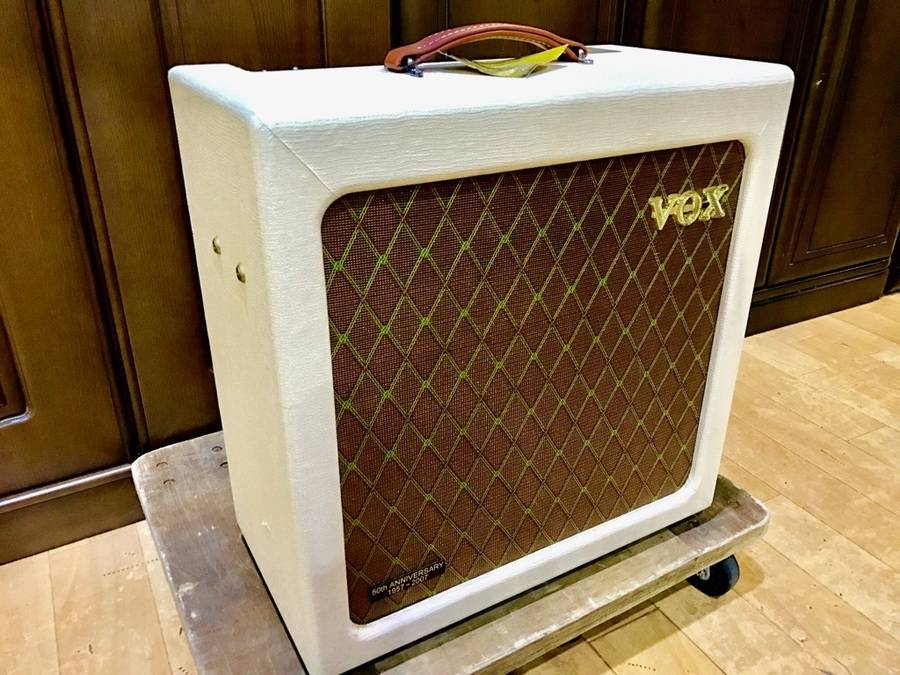 VOX アンプ 白 VOX（ボックス）製オール真空管アンプ入荷しました！！【南大沢店