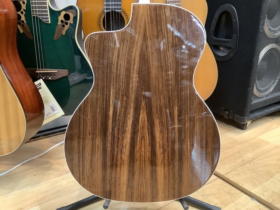 エレアコ！Taylor（テイラー）の214ce DLX ES2が入荷しました