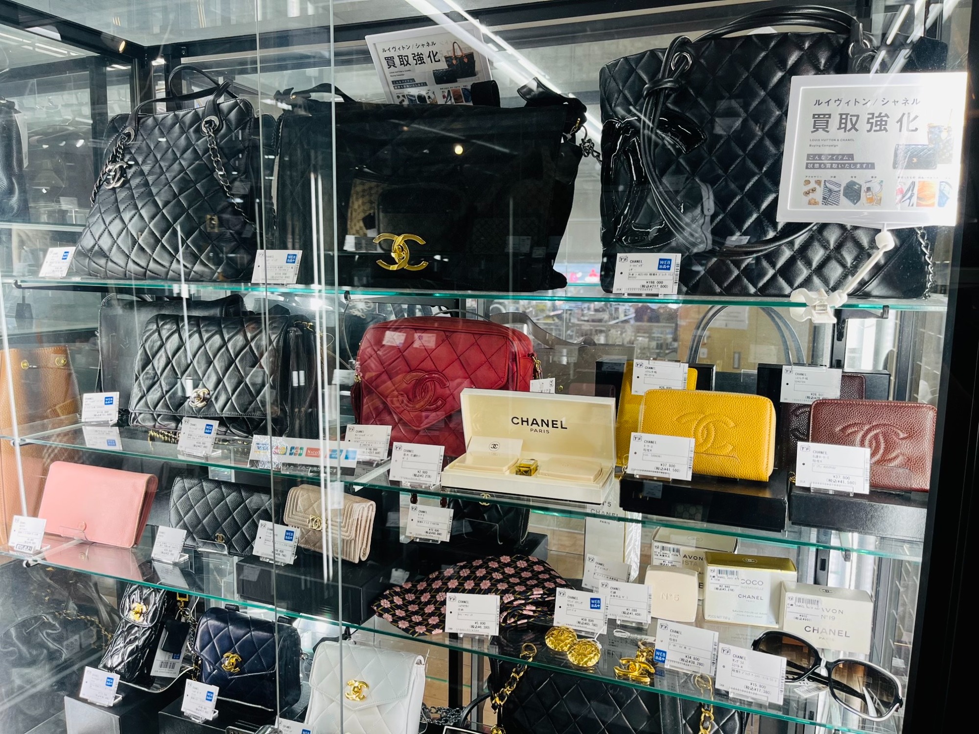 ブランド品買取強化中！！GUCCI(グッチ)クリスタル付ダブルG