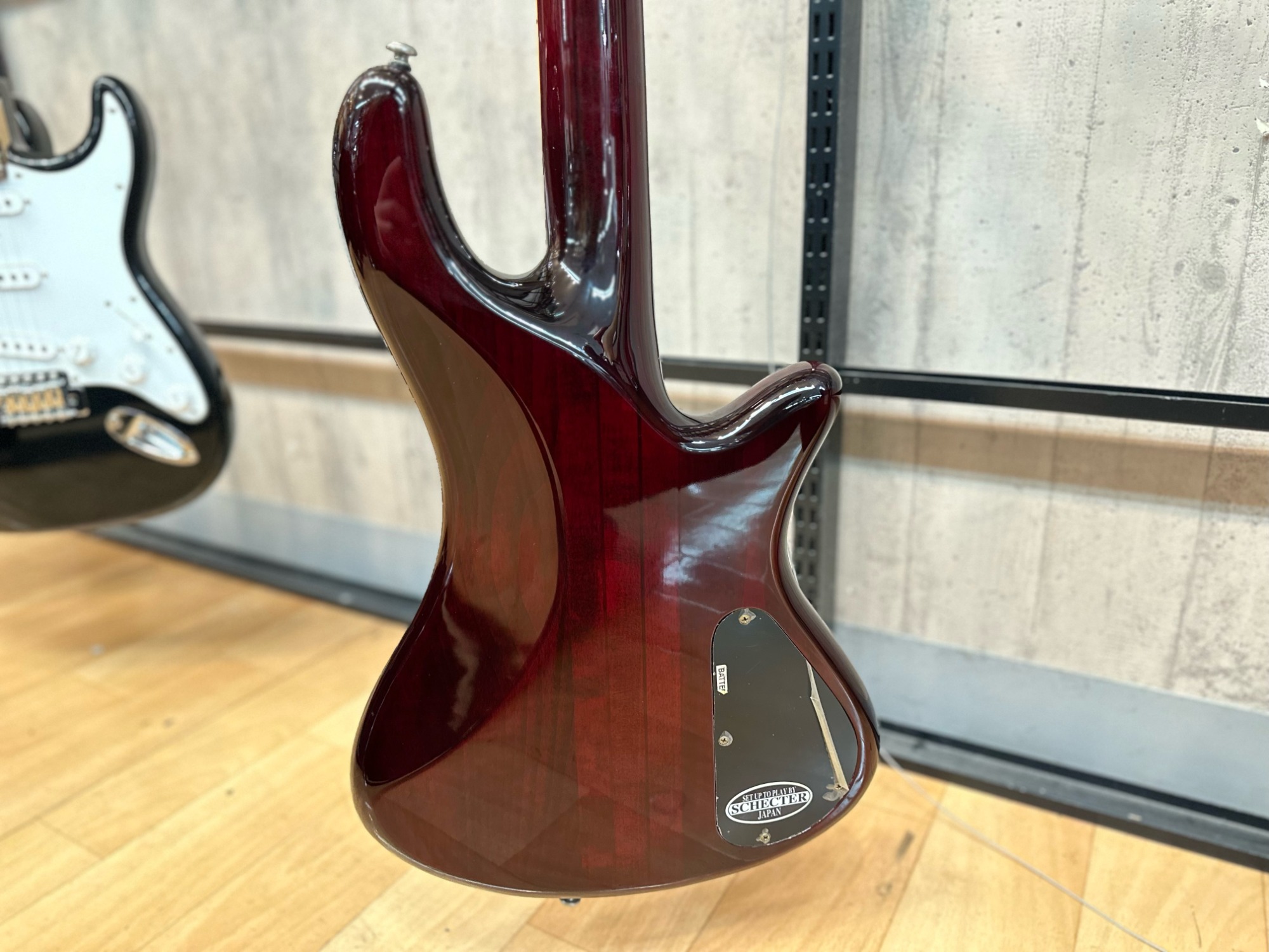 中古楽器大量展示中！】SCHECTER（シェクター）のベースELITE-4 が入荷