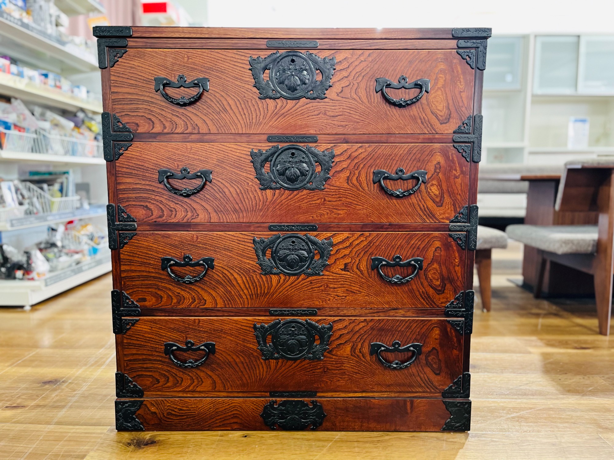 中古家具大量展示中】岩谷堂箪笥 和タンス4段が買取入荷しました