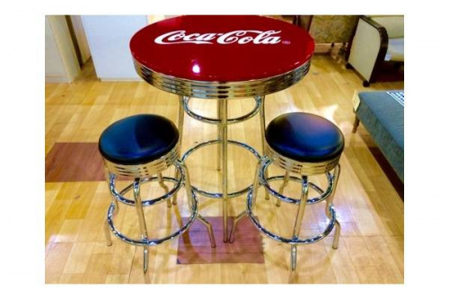 テーブルのCOCA COLA
