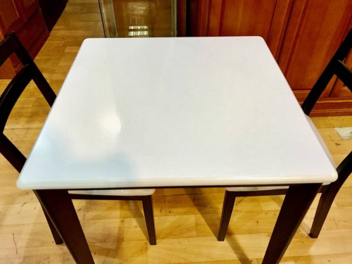 エイ・アイ・エスのホワイト