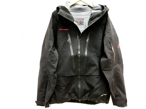 アウトドアウェアのマウンテンパーカー