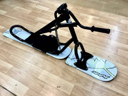 スポーツ用品のスキー