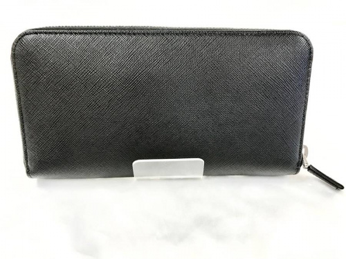 PRADAのラウンドファスナー財布