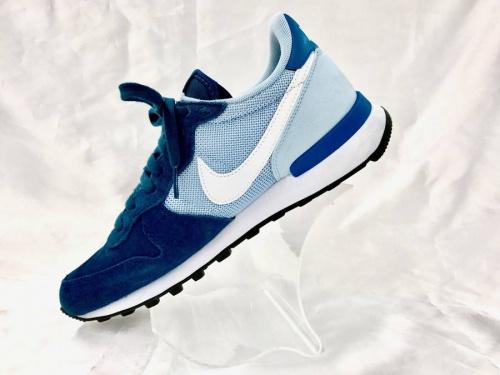 スニーカーのナイキ（NIKE）