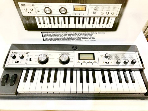 シンセサイザーのKORG