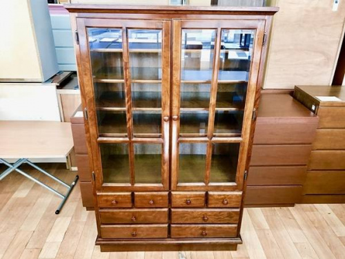 コレクションボードのキャビネット