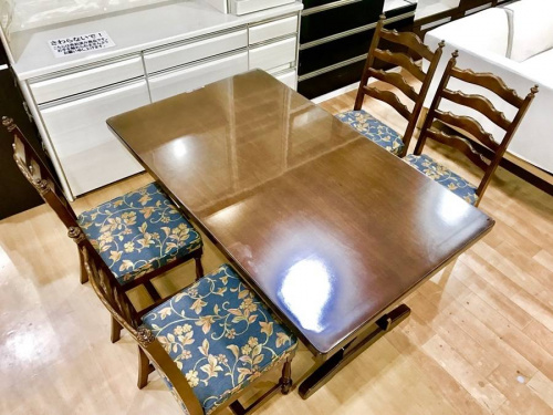 特選家具のカリモク