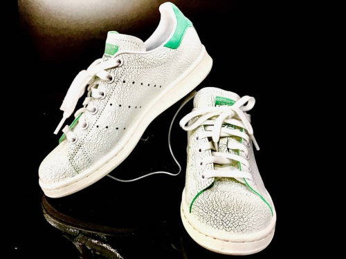 シューズのアディダス（adidas）