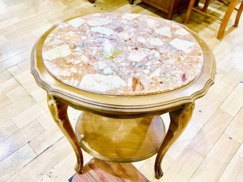 テーブルの大理石