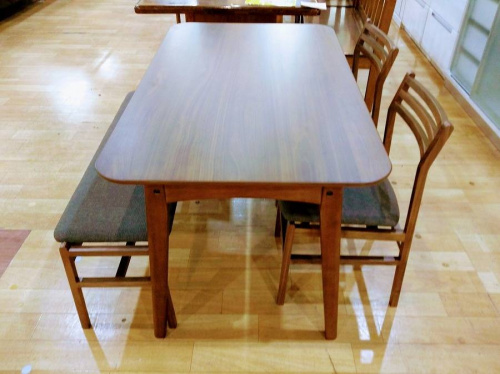 ダイニングセットのダイニングテーブル