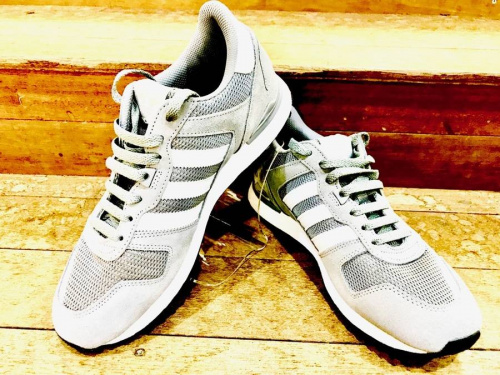 シューズのアディダス（adidas）