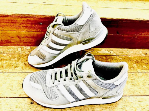 アディダス（adidas）のスニーカー