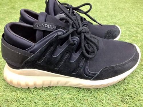スニーカーのアディダス(adidas)