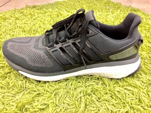 シューズのアディダス(adidas)