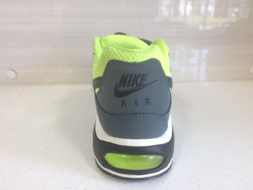 スニーカーのナイキ（NIKE）