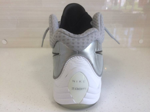 スニーカーのナイキ（NIKE）